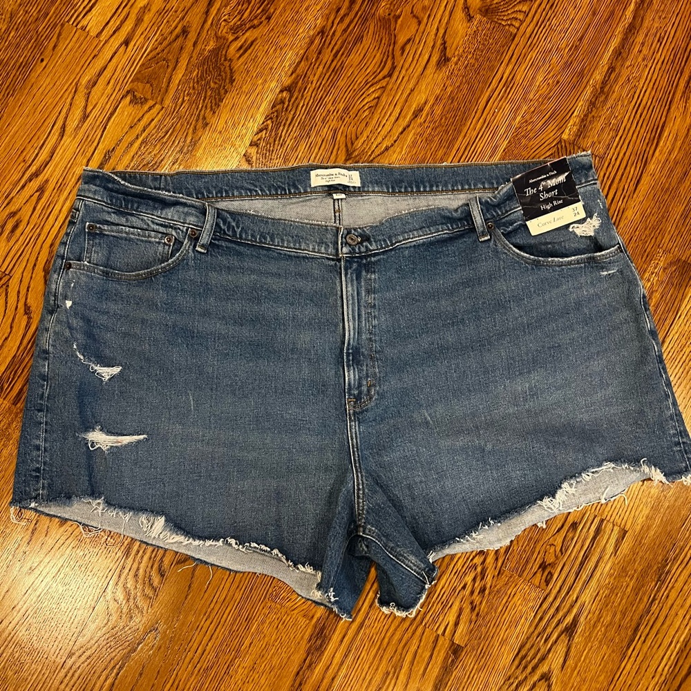 NWT Abercrombie & Fitch 4” high rise mom short curve love size 37/24 plus sized
